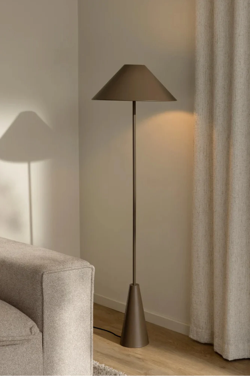 Cannes Golvlampa Mocka